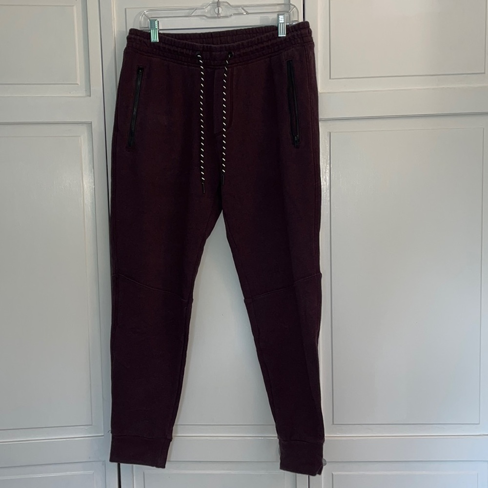 American Eagle men’s maroon joggers. Size medium.